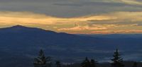 02 foehnsturm im gebirge - leichte sturmauslaeufer auf den gipfellagen des bayerischen waldes